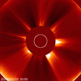 Движение плазменных облаков в результате выброса массы после вспышки 23 марта 2024 г. Внутренняя корона Солнца. Изображение космического телескопа SOHO (NASA)