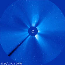 Движение плазменных облаков в результате выброса массы после вспышки 23 марта 2024 г. Внешняя корона Солнца. Изображение космического телескопа SOHO (NASA)