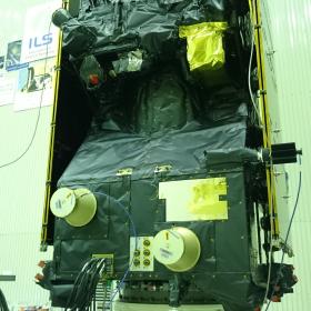 Общий вид космического аппарата TGO на космодроме Байконур. Приборы, закрытые электровакуумной теплоизоляцией золотого цвета — спектрометрический комплекс АЦС — сверху, снизу — нейтронный детектор ФРЕНД. Фото: Роскосмос/ЕКА/ЭкзоМарс/ИКИ РАН