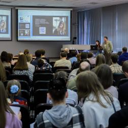 Алиса Зарипова, специалист по развитию компании «Образование будущего», читает лекцию «Современное космическое образование: конкурсы, смены и олимпиады в России» на Дне открытых дверей ИКИ РАН 20 апреля 2024 г. Фотография: Т. Жаркова, ИКИ РАН