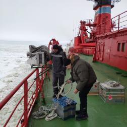 Май 2024 года. Специальные ледовые наблюдения в Арктике. Сотрудники ИКИ РАН Д. М.  Ермаков и А. В. Кузьмин готовятся к радиометрическим наблюдениям. Фотография В. В. Тихонова