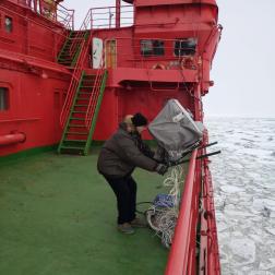 Май 2024 года. Специальные ледовые наблюдения в Арктике. Сотрудник ИКИ РАН А. В. Кузьмин проводит радиометрические наблюдения. Фотография В. В. Тихонова