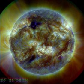 Изображение Солнца, полученное КА SDO (NASA) 8 мая 2024 г. в трех линиях УФ-излучения (показаны разными цветами). Изображение: NASA/SDO and the AIA, EVE, and HMI science teams