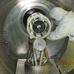 Испытания зеркальной системы в комплекте в рентгеновским детектором телескопа ART-XC им. М.Н. Павлинского в ИКИ РАН. Июнь 2016 г. Фото ИКИ РАН