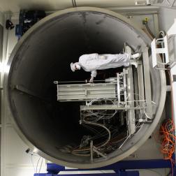 Зеркальные системы и рентгеновские детекторы телескопа ART-XC на стенде в испытательном центре PANTER Института внеземной физики Общества им. Макса Планка (Германия), октябрь 2018 г. Фото СРГ/MPE/ИКИ РАН