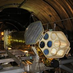 Телескоп ART-XC на испытаниях в РКЦ «Прогресс» (Самара). Май-июнь 2016 г. Контрольно-доводочный образец телескопа в термовакуумной камере, крышка откинута. Фото Роскосмос/СРГ