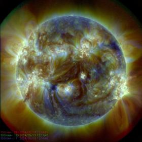 Изображение Солнца, полученное КА SDO (NASA) 13 мая 2024 г. в трех линиях УФ-излучения (показаны разными цветами). Изображение: NASA/SDO and the AIA, EVE, and HMI science teams
