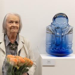 Любовь Ивановна Савельева с произведением «Скафандр» (цветное стекло, тиходув). Фотография Виктор Берёзкин, пресс-служба РАХ
