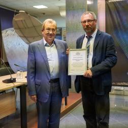 Пятилетие запуска обсерватории «Спектр-РГ» 26.07.2024. Геннадий Яковлевич Красников, президент РАН, вручает благодарность за весомый вклад в создание обсерватории «Спектр-Рентген-Гамма» и в связи с 300-летним юбилеем Российской академии наук Владимиру Назарову, руководителю отдела наземных научных комплексов ИКИ РАН. Фото: Пресс-служба РАН