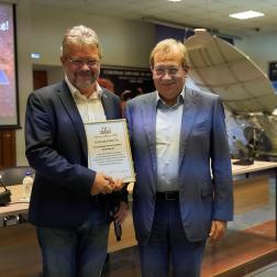 Пятилетие запуска обсерватории «Спектр-РГ» 26.07.2024. Геннадий Яковлевич Красников, президент РАН, вручает благодарность за весомый вклад в создание обсерватории «Спектр-Рентген-Гамма» и в связи с 300-летним юбилеем Российской академии наук Александру Лутовинову, члену-корреспонденту РАН, заместителю директора ИКИ РАН. Фото: Пресс-служба РАН
