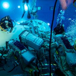 Отработка элементов внекорабельной деятельности с аппаратурой эксперимента «Монитор всего неба» в гидролабораториии Центра подготовки космонавтов имени Ю. А. Гагарина 2 июля 2024 г. Фотография: ЦПК им. Ю. А. Гагарина