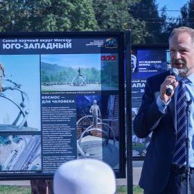 Презентация проекта памятника «Космос — для человека» 4 сентября 2024 г. на площади Академика Келдыша в Москве. Выступает директор ИКИ РАН член-корреспондент РАН Анатолий Петрукович. Фотография: Т. Д. Жаркова, ИКИ РАН