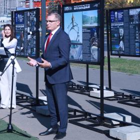 Презентация проекта памятника «Космос — для человека» 4 сентября 2024 г. на площади Академика Келдыша в Москве. Выступает вице-президент Российской академии наук академик РАН Сергей Чернышев. Фотография: Т. Д. Жаркова, ИКИ РАН