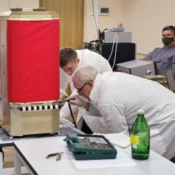 Сборка рентгеновского спектрометра СПИН-Х1-МВН для прибора «Монитор всего неба» в отделе астрофизики высоких энергий ИКИ РАН. Фотография: ИКИ РАН