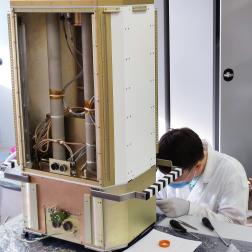 Сборка рентгеновского спектрометра СПИН-Х1-МВН для прибора «Монитор всего неба» в отделе астрофизики высоких энергий ИКИ РАН. Фотография: ИКИ РАН