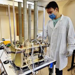 Сборка рентгеновского спектрометра СПИН-Х1-МВН для прибора «Монитор всего неба» в отделе астрофизики высоких энергий ИКИ РАН. Фотография: ИКИ РАН