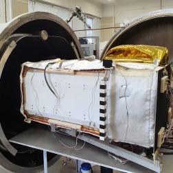 Рентгеновский спектрометр СПИН-Х1-МВН для прибора «Монитор всего неба» во время термовакуумных испытаний в ИКИ РАН. Фотография ИКИ РАН