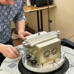 Блок управления прибора «Монитор всего неба» на во время испытаний на вибростенде в ИКИ РАН. Фотография ИКИ РАН