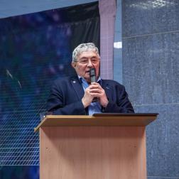 Академик Лев Матвеевич Зеленый, научный руководитель ИКИ РАН, объявляет лауреатов медали им. Василия Ивановича Мороза Федерации космонавтики России 24.10.2024. Фотография: Д. Евдокимова, ИКИ РАН