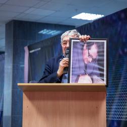 Академик Лев Матвеевич Зеленый, научный руководитель ИКИ РАН, объявляет лауреатов медали им. Василия Ивановича Мороза Федерации космонавтики России 24.10.2024. Фотография: Д. Евдокимова, ИКИ РАН