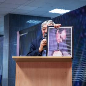 Академик Лев Матвеевич Зеленый, научный руководитель ИКИ РАН, объявляет лауреатов медали им. Василия Ивановича Мороза Федерации космонавтики России 24.10.2024. Фотография: Д. Евдокимова, ИКИ РАН
