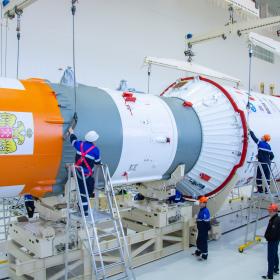 Сборка ракеты космического назначения «Союз-2.1б» с космическими аппаратами «Ионосфера-М» № 1 и № 2 и 53 попутными малыми космическими аппаратами. Фотография Космического центра «Восточный» (ЦЭНКИ)