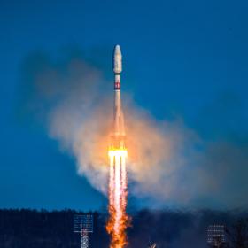 Пуск ракеты-носителя «Союз-2.1б» с разгонным блоком «Фрегат», космическими аппаратами «Ионосфера-М» № 1 и № 2 и 53 попутными малыми космическими аппаратами 5 ноября 2024 в 02:18:40 с космодрома Восточный. Фотография ГК «Роскосмос»