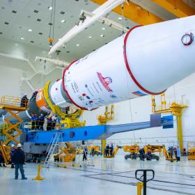 Сборка ракеты космического назначения «Союз-2.1б» с космическими аппаратами «Ионосфера-М» № 1 и № 2 и 53 попутными малыми космическими аппаратами. Фотография Космического центра «Восточный» (ЦЭНКИ)