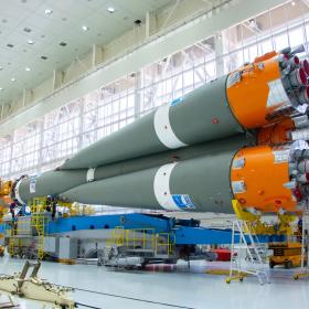 Сборка ракеты космического назначения «Союз-2.1б» с космическими аппаратами «Ионосфера-М» № 1 и № 2 и 53 попутными малыми космическими аппаратами. Фотография Космического центра «Восточный» (ЦЭНКИ)