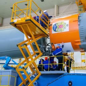 Сборка ракеты космического назначения «Союз-2.1б» с космическими аппаратами «Ионосфера-М» № 1 и № 2 и 53 попутными малыми космическими аппаратами. Фотография Космического центра «Восточный» (ЦЭНКИ)