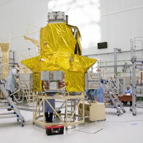 Сборка космической головной части в монтажно-испытательном корпусе космодрома Восточный для запуска космических аппаратов «Ионосфера-М» № 1 и № 2 и 53 попутных малых космических аппаратов. Фотография Космического центра «Восточный» (ЦЭНКИ)