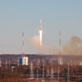 Пуск ракеты-носителя «Союз-2.1б» с разгонным блоком «Фрегат», космическими аппаратами «Ионосфера-М» № 1 и № 2 и 53 попутными малыми космическими аппаратами 5 ноября 2024 в 02:18:40 с космодрома Восточный. Фотография ГК «Роскосмос»