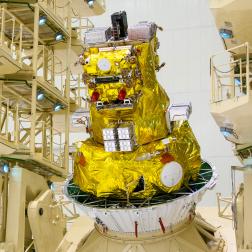 Сборка космической головной части в монтажно-испытательном корпусе космодрома Восточный для запуска космических аппаратов «Ионосфера-М» № 1 и № 2 и 53 попутных малых космических аппаратов. Фотография Космического центра «Восточный» (ЦЭНКИ)