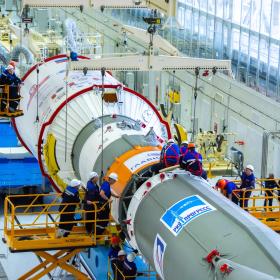 Сборка ракеты космического назначения «Союз-2.1б» с космическими аппаратами «Ионосфера-М» № 1 и № 2 и 53 попутными малыми космическими аппаратами. Фотография Космического центра «Восточный» (ЦЭНКИ)