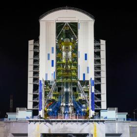 Заправка топливом ракеты-носителя «Союз-2.1б», несущей разгонный блок «Фрегат», космические аппараты «Ионосфера-М» № 1 и № 2 и 53 попутных малых космических аппарата. Фотография ГК «Роскосмос»