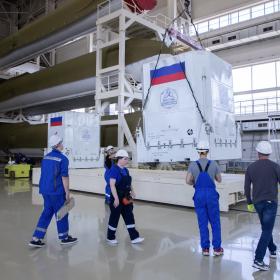 Доставка на космодром Восточный космических аппаратов «Ионосфера-М» № 1 и № 2. Фотография Космического центра «Восточный» (ЦЭНКИ)