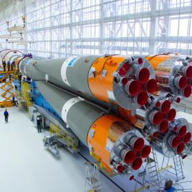 Сборка ракеты космического назначения «Союз-2.1б» с космическими аппаратами «Ионосфера-М» № 1 и № 2 и 53 попутными малыми космическими аппаратами. Фотография Космического центра «Восточный» (ЦЭНКИ)