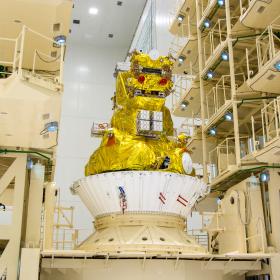 Сборка космической головной части в монтажно-испытательном корпусе космодрома Восточный для запуска космических аппаратов «Ионосфера-М» № 1 и № 2 и 53 попутных малых космических аппаратов. Фотография Космического центра «Восточный» (ЦЭНКИ)