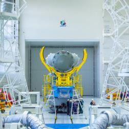 Сборка ракеты космического назначения «Союз-2.1б» с космическими аппаратами «Ионосфера-М» № 1 и № 2 и 53 попутными малыми космическими аппаратами. Фотография Космического центра «Восточный» (ЦЭНКИ)