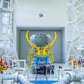 Сборка ракеты космического назначения «Союз-2.1б» с космическими аппаратами «Ионосфера-М» № 1 и № 2 и 53 попутными малыми космическими аппаратами. Фотография Космического центра «Восточный» (ЦЭНКИ)