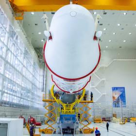 Сборка ракеты космического назначения «Союз-2.1б» с космическими аппаратами «Ионосфера-М» № 1 и № 2 и 53 попутными малыми космическими аппаратами. Фотография Космического центра «Восточный» (ЦЭНКИ)
