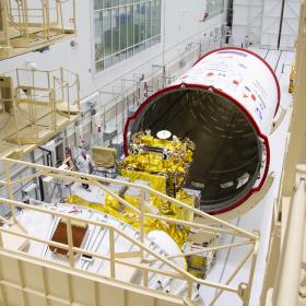 Сборка космической головной части в монтажно-испытательном корпусе космодрома Восточный для запуска космических аппаратов «Ионосфера-М» № 1 и № 2 и 53 попутных малых космических аппаратов. Фотография Космического центра «Восточный» (ЦЭНКИ)