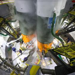Заправка топливом ракеты-носителя «Союз-2.1б», несущей разгонный блок «Фрегат», космические аппараты «Ионосфера-М» № 1 и № 2 и 53 попутных малых космических аппарата. Фотография ГК «Роскосмос»