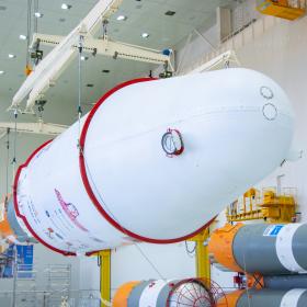 Сборка ракеты космического назначения «Союз-2.1б» с космическими аппаратами «Ионосфера-М» № 1 и № 2 и 53 попутными малыми космическими аппаратами. Фотография Космического центра «Восточный» (ЦЭНКИ)