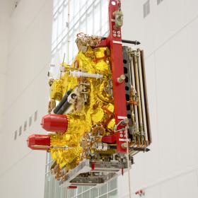 Сборка космической головной части в монтажно-испытательном корпусе космодрома Восточный для запуска космических аппаратов «Ионосфера-М» № 1 и № 2 и 53 попутных малых космических аппаратов. Фотография Космического центра «Восточный» (ЦЭНКИ)