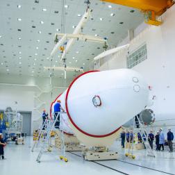 Сборка ракеты космического назначения «Союз-2.1б» с космическими аппаратами «Ионосфера-М» № 1 и № 2 и 53 попутными малыми космическими аппаратами. Фотография Космического центра «Восточный» (ЦЭНКИ)