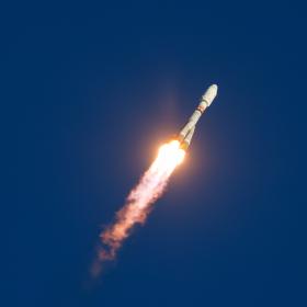 Пуск ракеты-носителя «Союз-2.1б» с разгонным блоком «Фрегат», космическими аппаратами «Ионосфера-М» № 1 и № 2 и 53 попутными малыми космическими аппаратами 5 ноября 2024 в 02:18:40 с космодрома Восточный. Фотография ГК «Роскосмос»