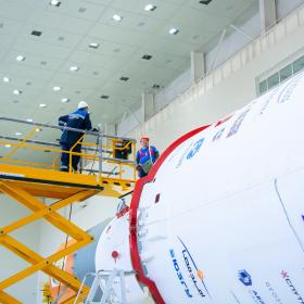 Сборка ракеты космического назначения «Союз-2.1б» с космическими аппаратами «Ионосфера-М» № 1 и № 2 и 53 попутными малыми космическими аппаратами. Фотография Космического центра «Восточный» (ЦЭНКИ)
