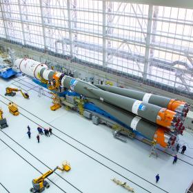 Сборка ракеты космического назначения «Союз-2.1б» с космическими аппаратами «Ионосфера-М» № 1 и № 2 и 53 попутными малыми космическими аппаратами. Фотография Космического центра «Восточный» (ЦЭНКИ)