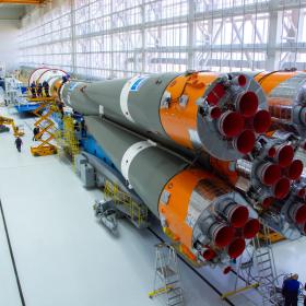 Сборка ракеты космического назначения «Союз-2.1б» с космическими аппаратами «Ионосфера-М» № 1 и № 2 и 53 попутными малыми космическими аппаратами. Фотография Космического центра «Восточный» (ЦЭНКИ)